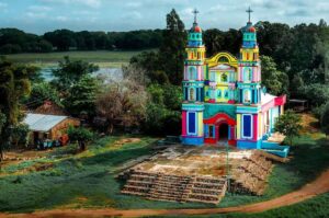 Descubre la peculiar iglesia de colores en Tabasco