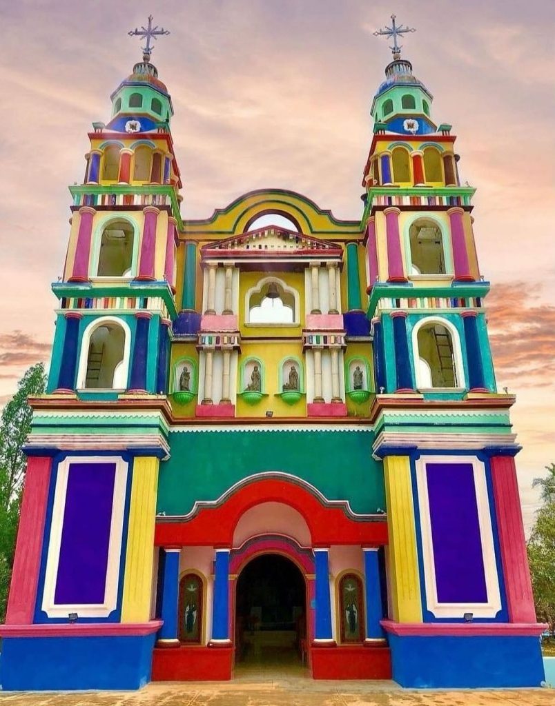 Descubre la peculiar iglesia de colores en Tabasco